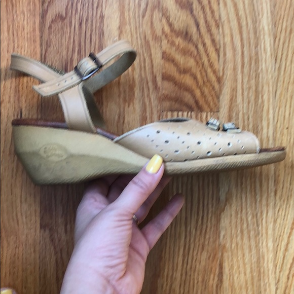 Vintage: Soft Spot Tan Sandals - Picture 4 of 6